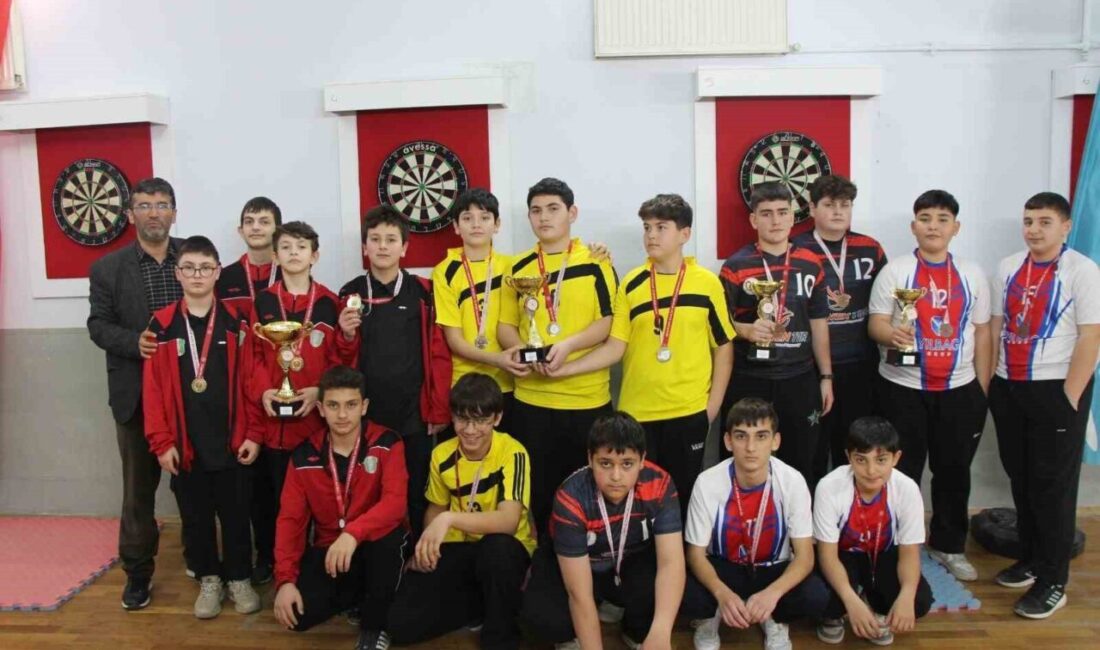 DÜZCE(İHA) – Düzce’de yıldızlar dart müsabakalarında Doğanlı Eşref Taşhan Ortaokulu