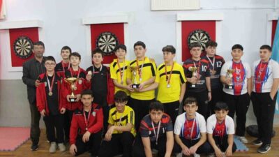 DÜZCE(İHA) – Düzce’de yıldızlar dart müsabakalarında Doğanlı Eşref Taşhan Ortaokulu