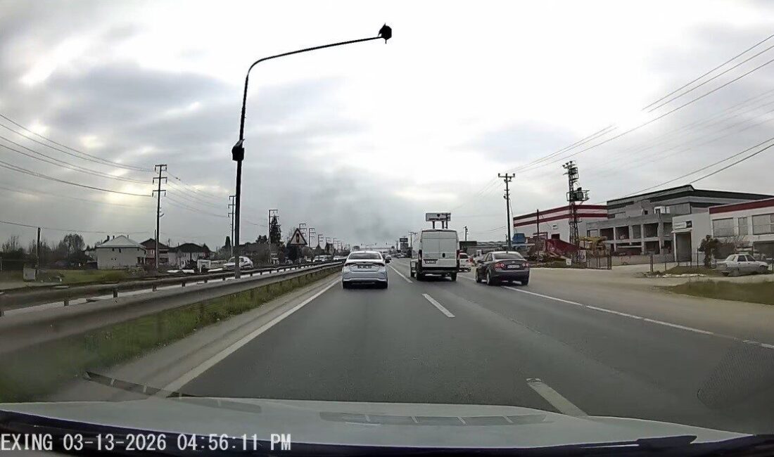 Sakarya’nın Erenler ilçesi D-100 karayolunda akıcı yoğunluk olan trafikte tehlikeli