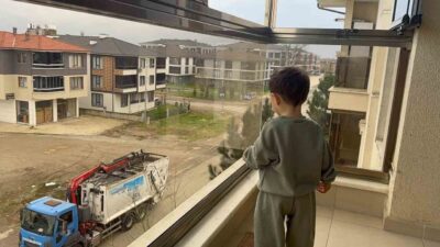 Düzce’de her gün çöp kamyonunun sesini duyduğunda, camdan gözleri parlayan