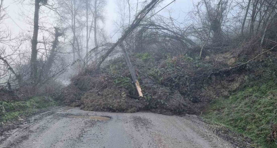 Kastamonu’nun Cide ilçesinde meydana gelen heyelan sebebiyle köy yolu ulaşıma