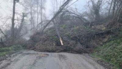 Kastamonu’nun Cide ilçesinde meydana gelen heyelan sebebiyle köy yolu ulaşıma