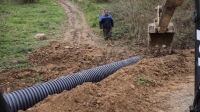 DÜZCE(İHA) – Akçakoca Esmahanım Köyü’nde içme suyu hattındaki arıza giderilirken,