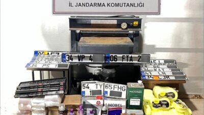 Sakarya’da jandarma ekiplerince düzenlenen operasyonda, sahte plaka basımı yaparak para