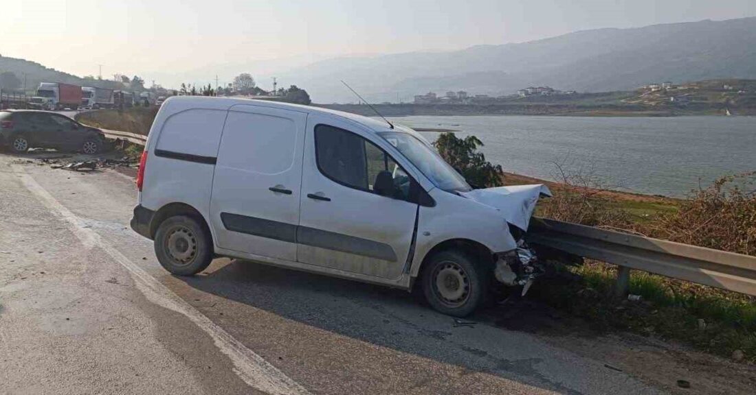 Bilecik’in Osmaneli ilçesinde iki otomobilin kafa kafaya çarpışması sonucu meydana