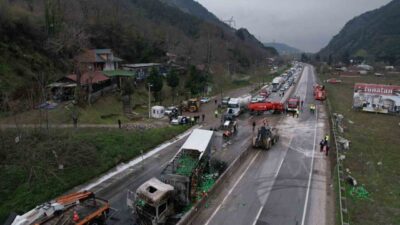 D-650 kara yolu Sakarya geçişinde çarpışan iki tırdan biri alev