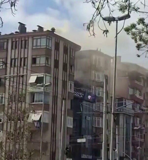 Kocaeli’nin İzmit ilçesinde 7 katlı bir apartmanın çatısında bulunan bacada