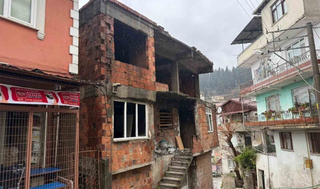 Kocaeli’nin İzmit ilçesinde iki katlı boş evin çatısında gece saatlerinde