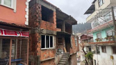 Kocaeli’nin İzmit ilçesinde iki katlı boş evin çatısında gece saatlerinde