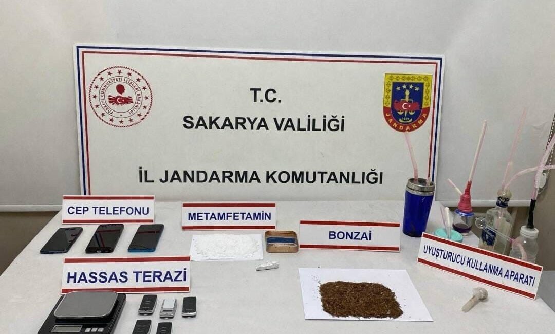 Sakarya’nın Akyazı ilçesinde jandarma ekiplerince gerçekleştirilen uyuşturucu operasyonunda gözaltına alınan