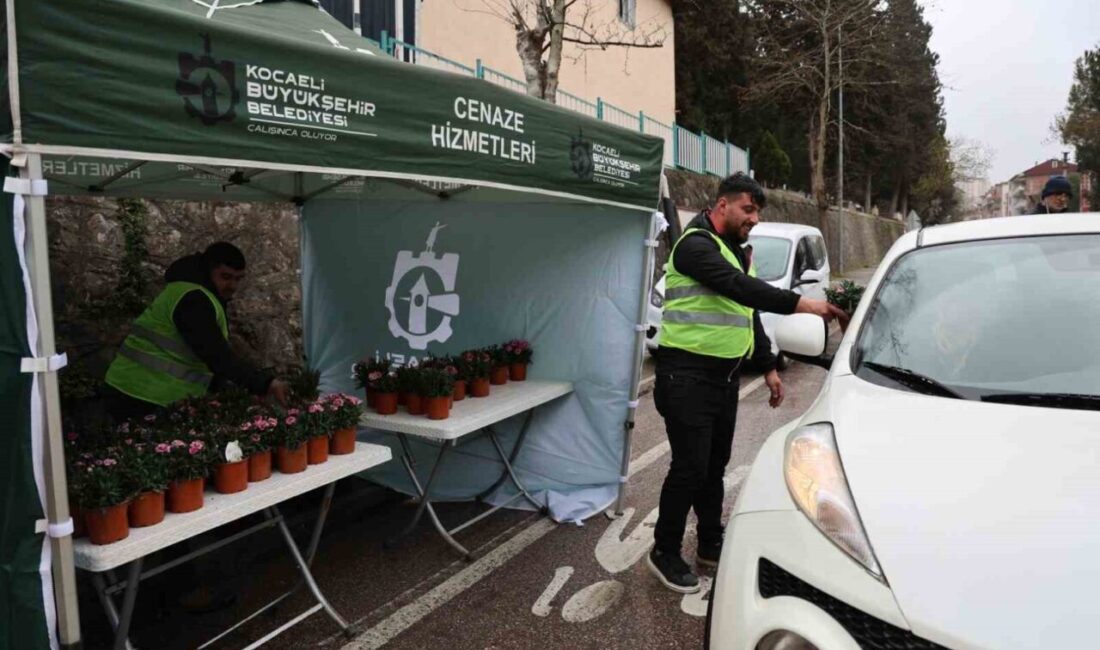 Kocaeli’de Ramazan Bayramı arifesinde yakınlarının kabirlerini ziyaret eden vatandaşlar kabristanlarda