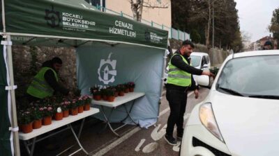 Kocaeli’de Ramazan Bayramı arifesinde yakınlarının kabirlerini ziyaret eden vatandaşlar kabristanlarda