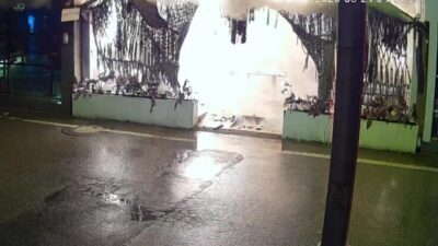 Kocaeli’nin İzmit ilçesinde kimliği belirsiz şüpheli, bir kafeyi ateşe verip