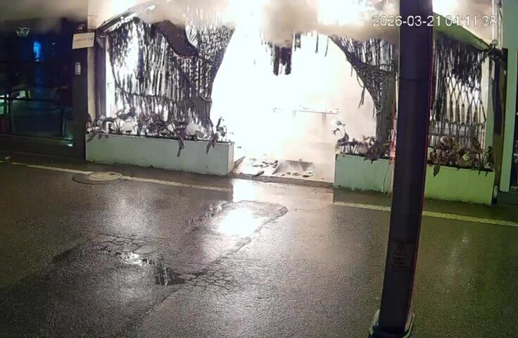 Kocaeli’nin İzmit ilçesinde kimliği belirsiz şüpheli, bir kafeyi ateşe verip