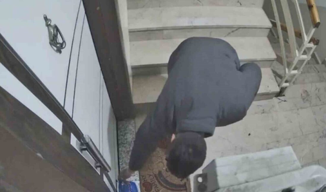 SAKARYA (İHA) – Sakarya’nın Adapazarı ilçesinde kendisini “Ramazan davulcusu” olarak