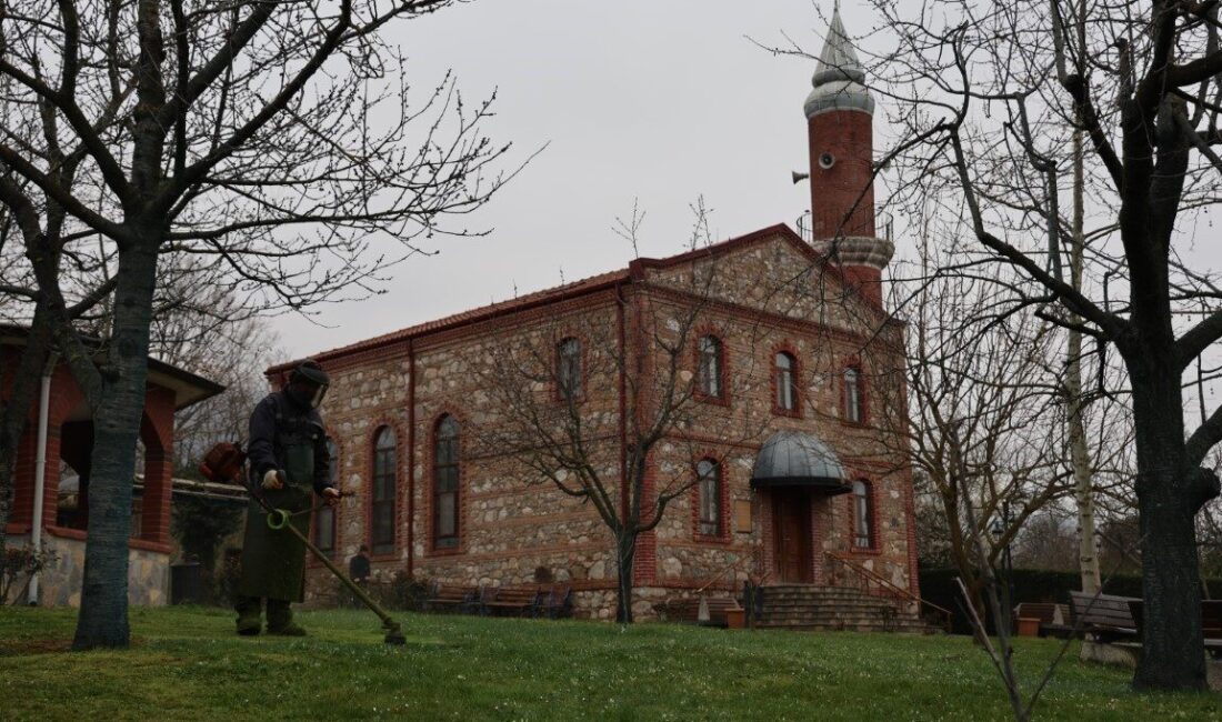 Kartepe’de yaklaşan bayram öncesi ilçe genelindeki camilerde kapsamlı temizlik ve