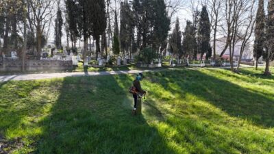 Kartepe’de Ramazan Bayramı öncesi mezarlıklarda bakım ve temizlik çalışması başlatıldı.