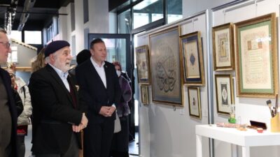 Kartepe Belediyesi tarafından ebru sanatçısı Hikmet Barutçugil’in katılımıyla söyleşi gerçekleştirildi.