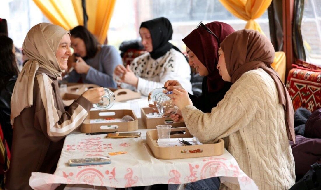 Kartepe’de ramazan etkinlikleri kapsamında Kent Meydanı’na kurulan geleneksel otağ çadırında