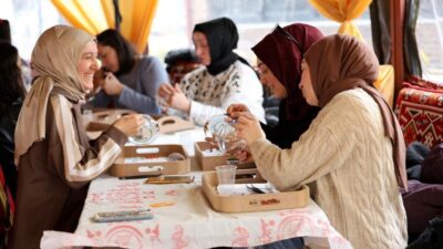 Kartepe’de ramazan etkinlikleri kapsamında Kent Meydanı’na kurulan geleneksel otağ çadırında