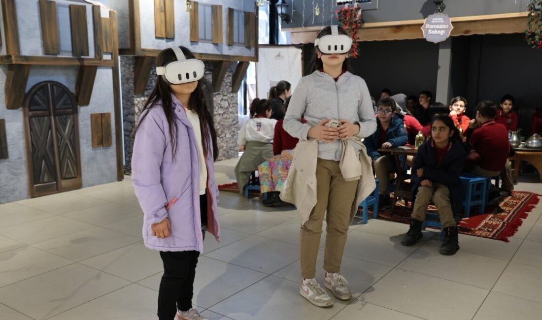 Kartepe’de kurulan Ramazan Sokağı’nı gezen öğrenciler, Karagöz ve Hacivat gösterisini