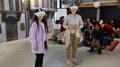 Kartepe’de kurulan Ramazan Sokağı’nı gezen öğrenciler, Karagöz ve Hacivat gösterisini