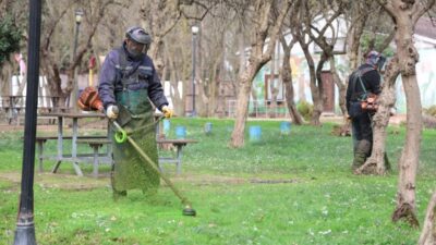 Kartepe’de belediye ekiplerince yeşil alanlarda yabani ot ve diken temizliği