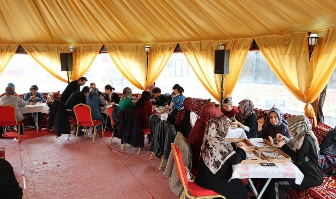 Kartepe’de kurulan otağ çadırında, ramazan ayı dolayısıyla düzenlenen geleneksel el
