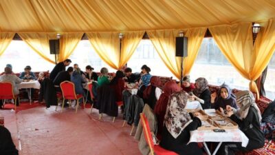 Kartepe’de kurulan otağ çadırında, ramazan ayı dolayısıyla düzenlenen geleneksel el