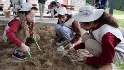 Kartepe’de öğrenciler, Osmanlı Günlük Yaşam Müzesi’nde hem tarih öğrendi hem