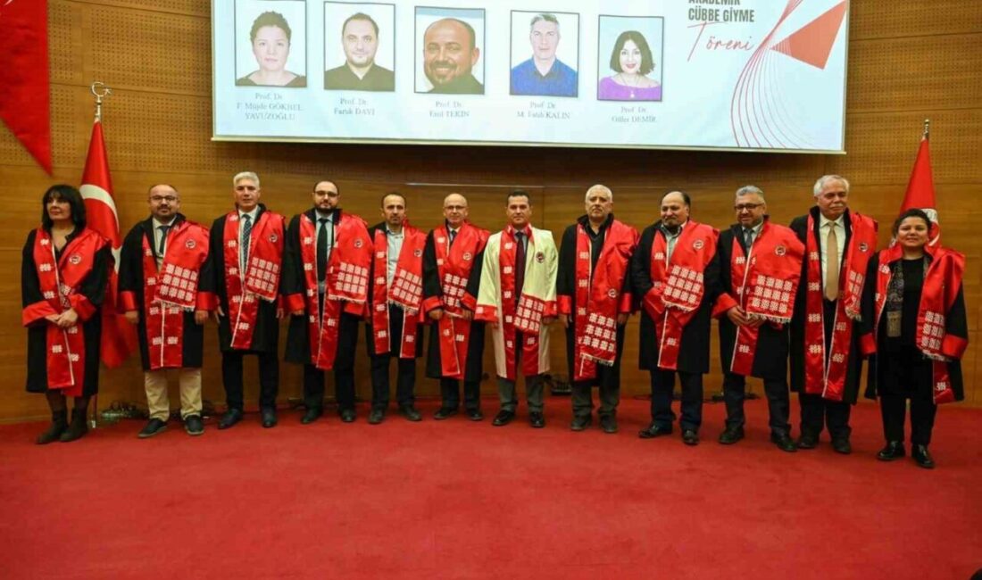 Kastamonu Üniversitesi’nde düzenlenen törende 89 akademisyen cübbe giyerken, başarılı bulunan