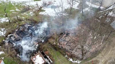 Kastamonu’nun Bozkurt ilçesine bağlı Keşlik köyünde sobadan çıktığı tahmin edilen