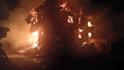 Kastamonu’nun Daday ilçesinde çıkan yangında 2 katlı ev ile ahır,