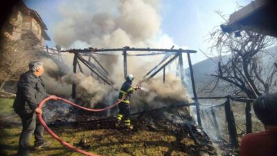 Kastamonu’nun Tosya ilçesinde çıkan yangında samanlık tamamen yanarak kullanılamaz hale