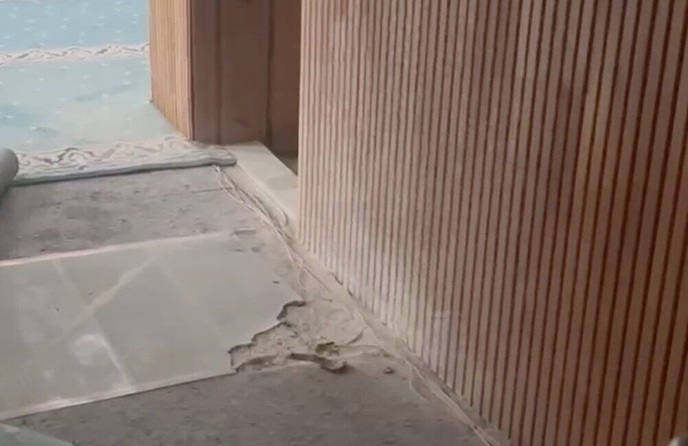 Kastamonu’nun Devrekani ilçesinde yıldırımın isabet ettiği camide hasar meydana geldi.