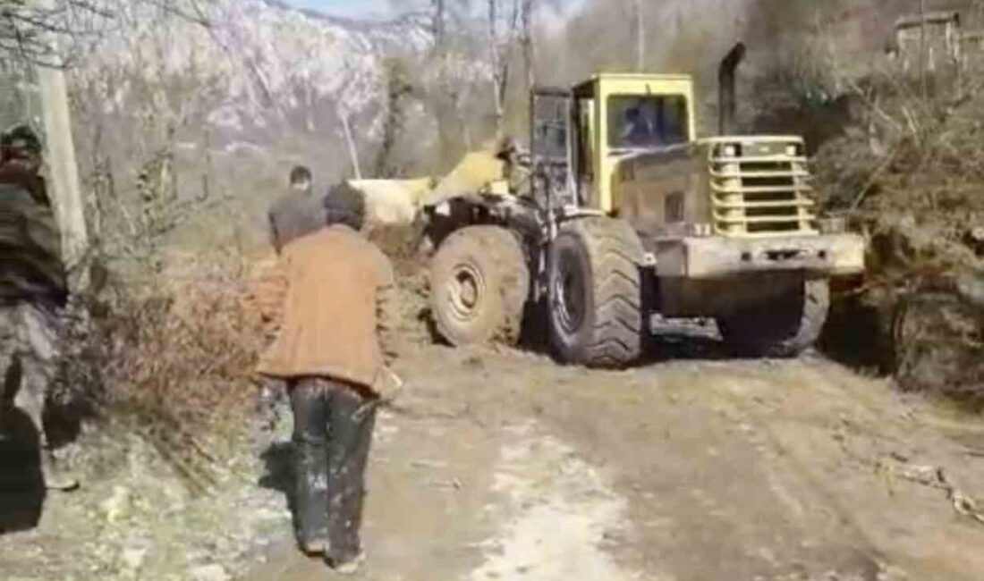 Kastamonu’nun Cide ilçesinde heyelan sebebiyle kapanan yolu ekiplerin çalışmasıyla ulaşıma
