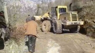 Kastamonu’nun Cide ilçesinde heyelan sebebiyle kapanan yolu ekiplerin çalışmasıyla ulaşıma
