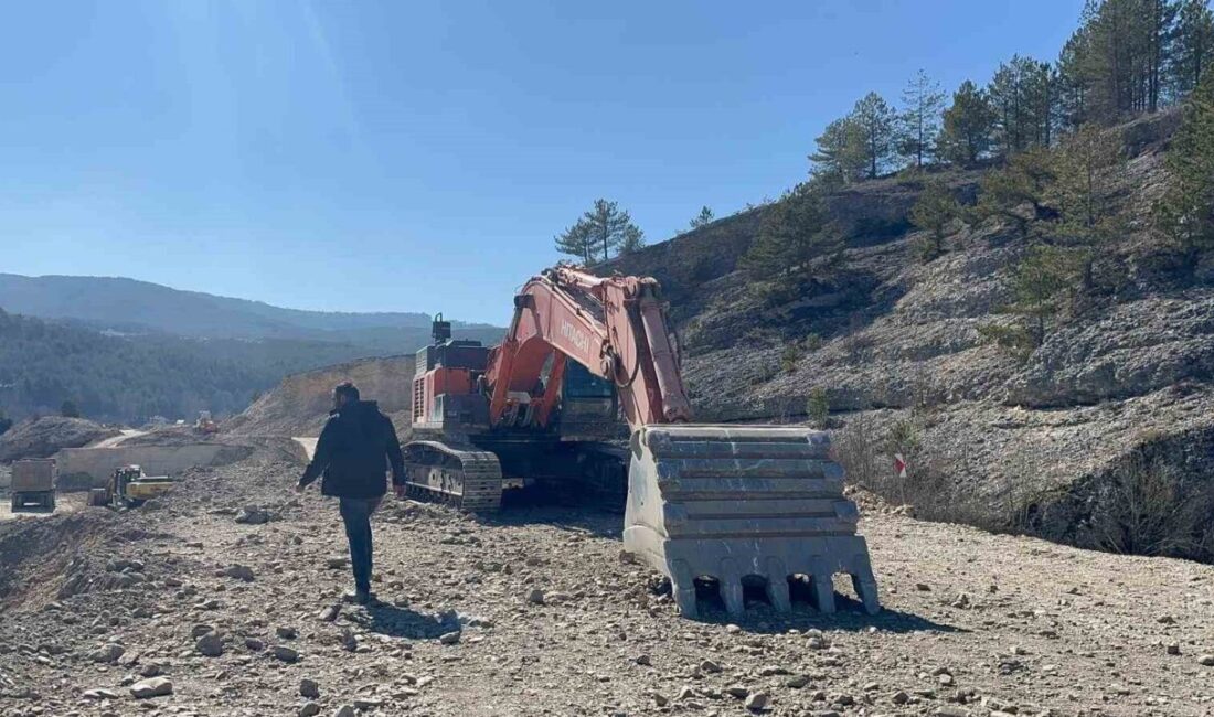 Kastamonu’nun İhsangazi ilçesinde yol çalışması yapan iş makinesinin yaklaşık 700