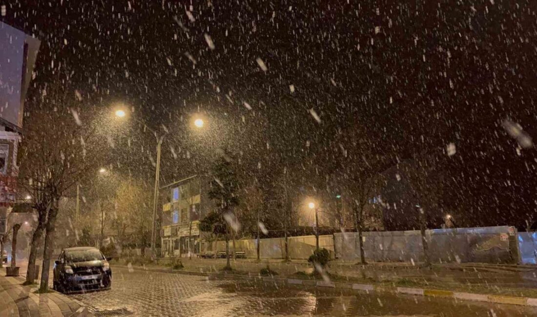 Kastamonu’nun İhsangazi ilçe merkezinde gece saatlerinde kar yağışı etkili oldu.