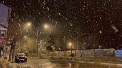 Kastamonu’nun İhsangazi ilçe merkezinde gece saatlerinde kar yağışı etkili oldu.