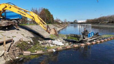 Kocaeli’de Kumla Deresi’nde biriken tortu ve katı atıklar, amfibi araçlarla