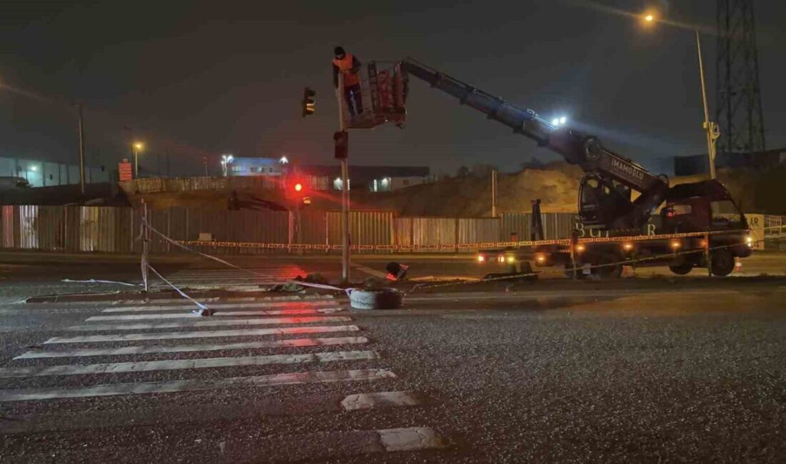 Kocaeli’nin Çayırova ilçesinde işçileri taşıyan servis minibüsü ile otomobilin çarpışması