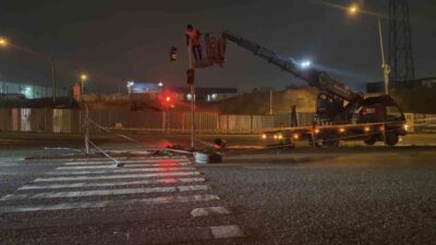 Kocaeli’nin Çayırova ilçesinde işçileri taşıyan servis minibüsü ile otomobilin çarpışması