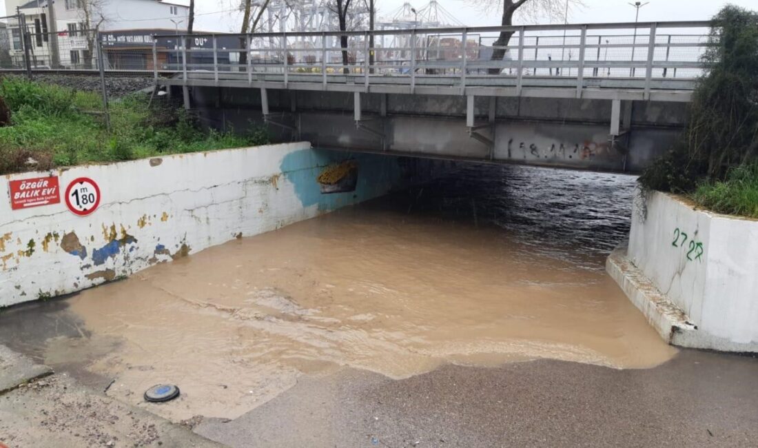 Kocaeli’nin Körfez ilçesinde etkili olan sağanak sebebiyle sular altında kalan