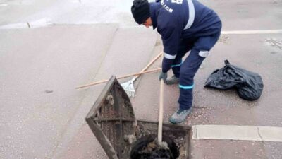 Kocaeli’de belediye ekipleri kent genelinde etkili olan yağışlar nedeniyle yaşanabilecek