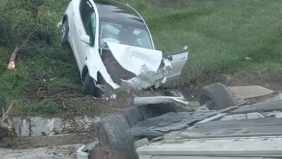 Kocaeli’nin İzmit ilçesinde bir apartmanın park alanında kontrolden çıkan Tesla