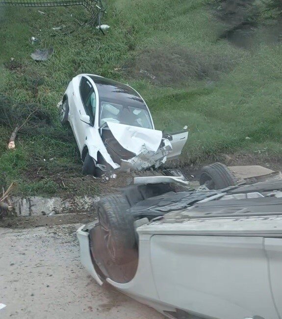 Kocaeli’nin İzmit ilçesinde bir apartmanın park alanında kontrolden çıkan Tesla