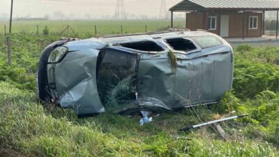 Kocaeli’nin Kartepe ilçesinde kontrolden çıkarak tarlaya uçan hafif ticari aracın