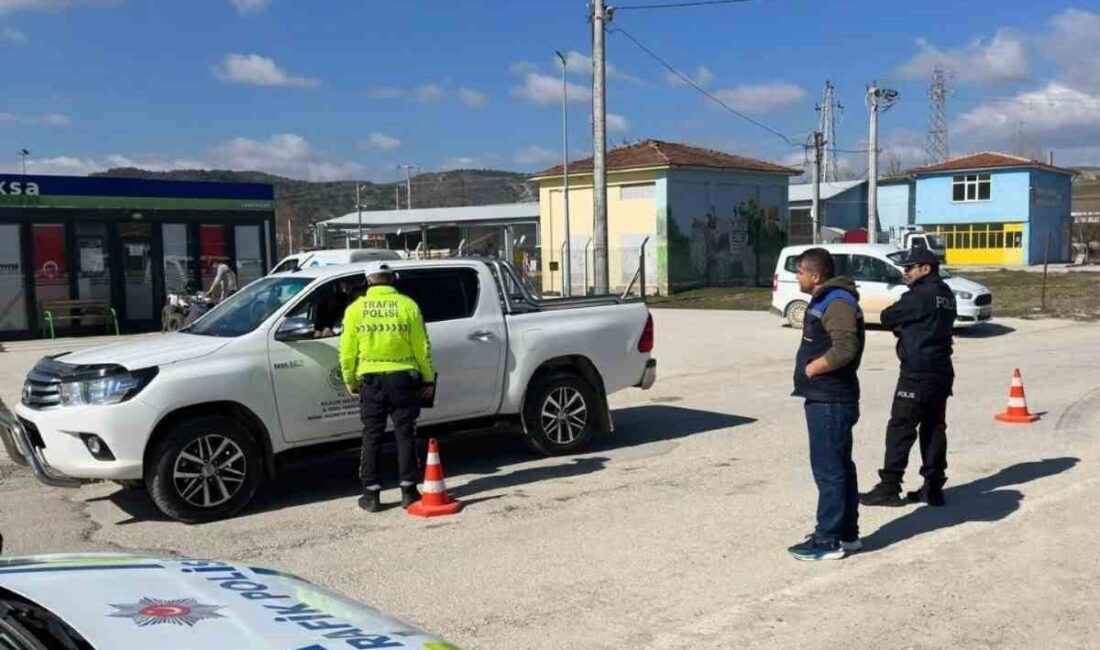 Bilecik’in Yenipazar ilçesinde kontrolsüz hayvan sevkiyatlarına yol denetimi yapıldı. İlçe