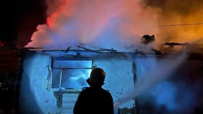 Düzce’de gece saatlerinde kullanılmayan evde çıkan yangın ekiplerin müdahalesi ile